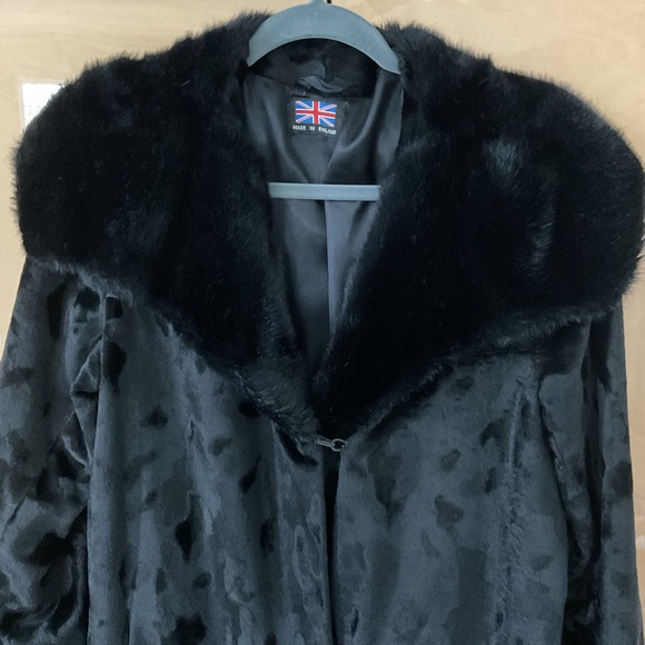 Vintage Elegant Black Fur-Trimmed Coat - Picture 2 of 6